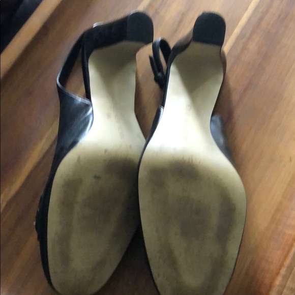 Jones of New York Genuine Leather strapped heel. - Picture 2 of 4